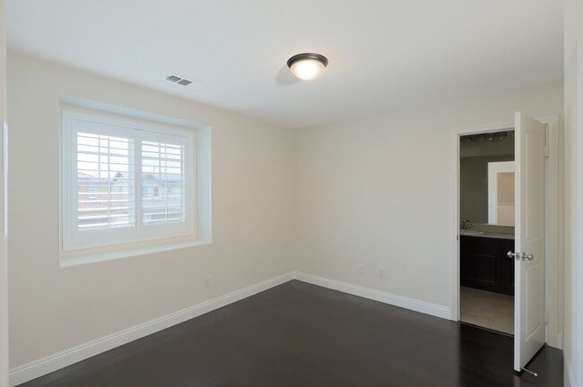 Building Photo - Beautifully Maintained 3 Bed, 2.5 Bath Home in Prime RiverPark Location