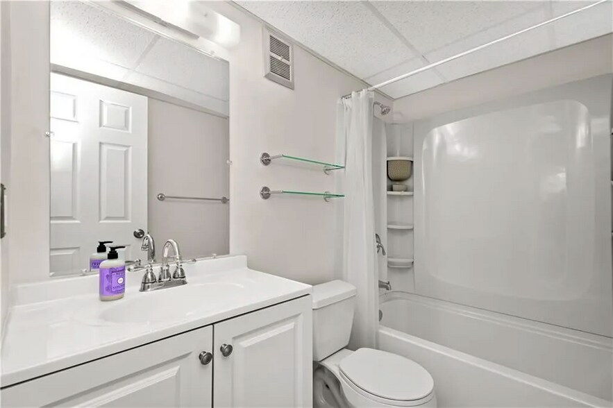 Building Photo - 603 Calais Dr