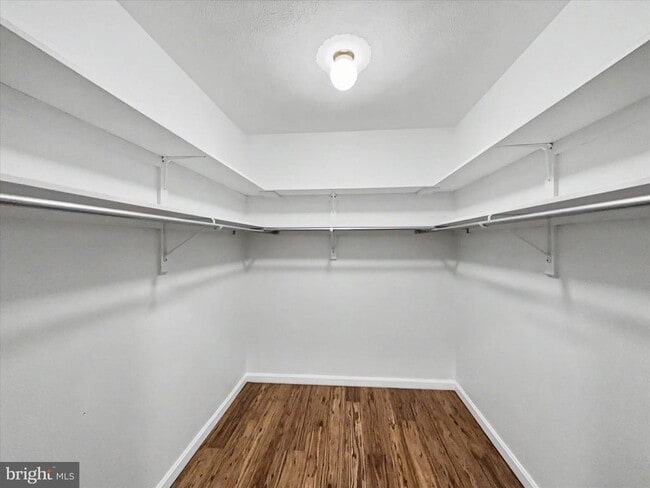Building Photo - 330 Parkwood Dr