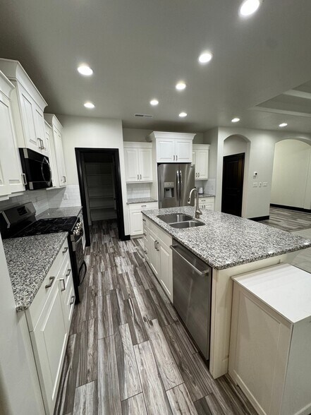 Building Photo - 4791 Crossroads Dr