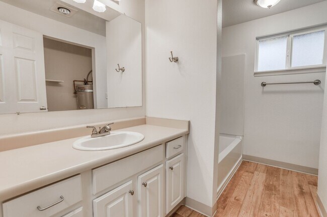 Building Photo - Condo Living with Fireplace and Fenced Yard!