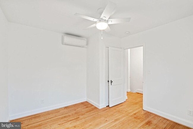 Building Photo - 16 E Linden St
