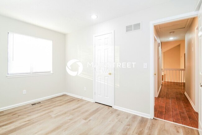 Building Photo - 4 Bedroom Pet-Friendly Home in GRANDVIEW, MO with Main Street Renewal