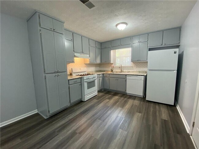 Building Photo - 2012 Oakwood Dr