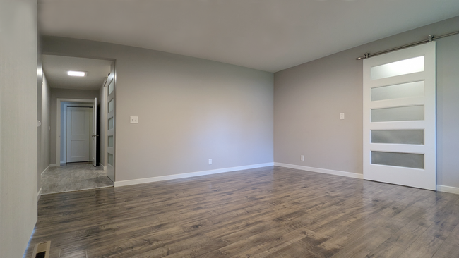 Building Photo - 2621 OAKRIDGE DR SW