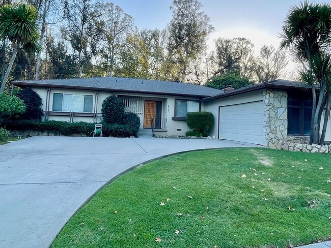 Primary Photo - Large updated 3/2 home in Santa Barbara