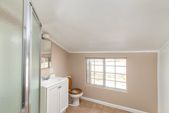 Building Photo - ***Open Showing Sunday 4/5/2026 2pm-4pm***One bedroom Guest House on Horse Property