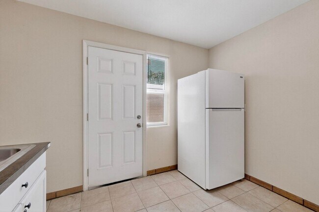 Building Photo - 540 Cardenas Dr SE