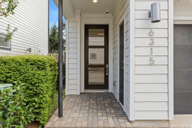 Building Photo - Modern Three-Story Home in Timbergrove Yards
