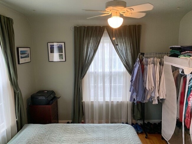 Building Photo - Beautiful 2 Bedroom 1 Bathroom End Unit, B...