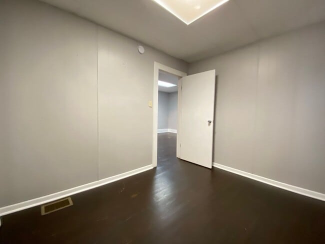 Building Photo - 4 Bedroom Home In Whiting, IN