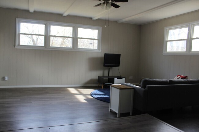 Building Photo - Bright and Spacious 3 Bedroom Furnished Rental