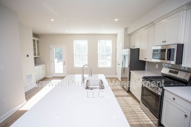 Building Photo - 8 Foxwood Dr