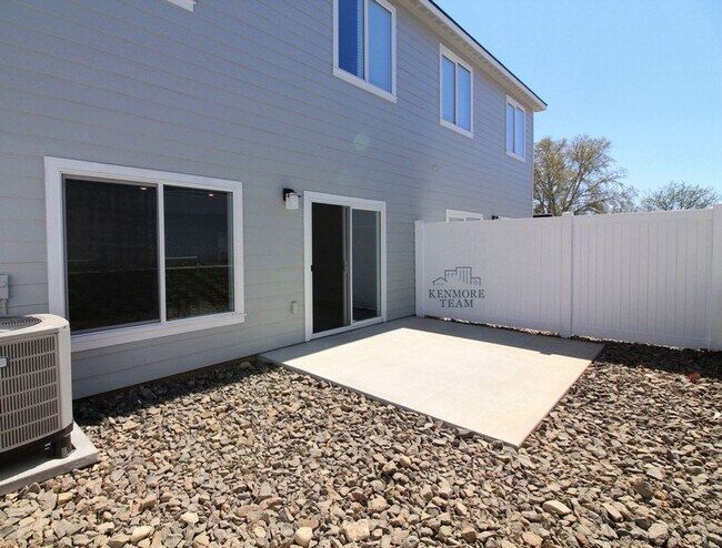 Building Photo - 3 Bedroom, 2.5 Bath Townhome in Central Kennewick