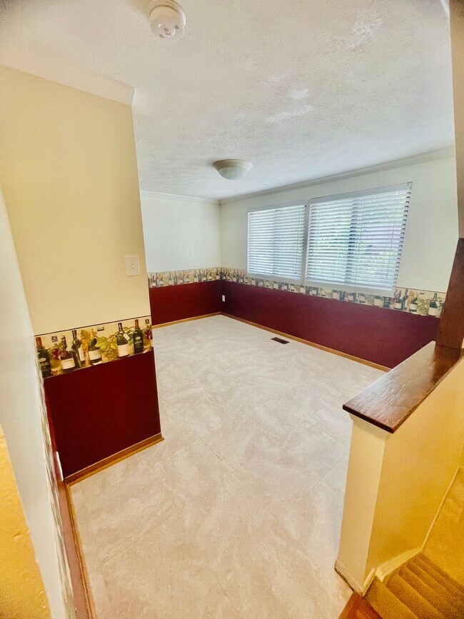 Building Photo - 3 bed- 1.5 Bath- Bridgeville Pa