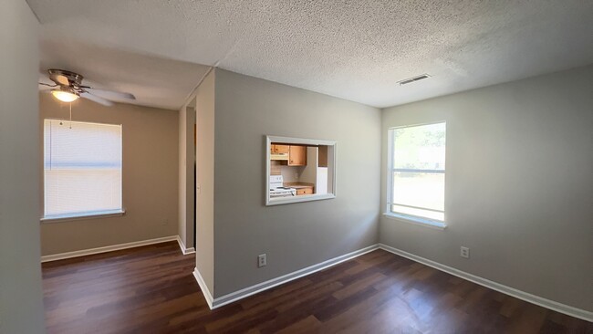 Building Photo - Updated 2 Bedroom Unit!