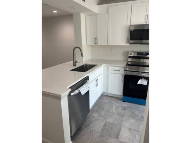 Building Photo - Available Now!  2 bedroom/2.5 Bath Townhom...