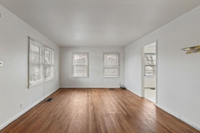 Building Photo - 1950's Charming 3 Bed Available Now!!