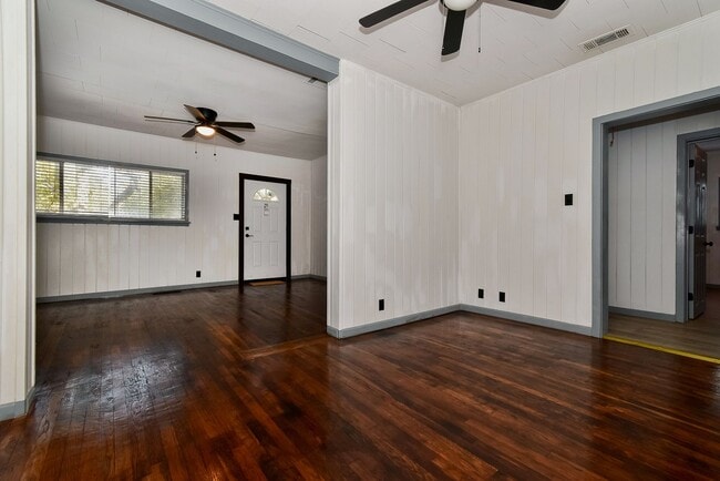 Building Photo - 1507 Bois D'Arc St