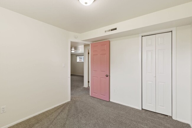 Building Photo - 4 bedroom with large backyard