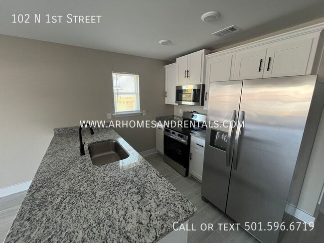 Building Photo - 102 N. 1st. Street | 4 Bedrooms | 2 Bathrooms