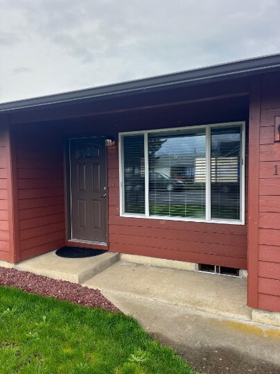 Building Photo - Updated Duplex with Garage