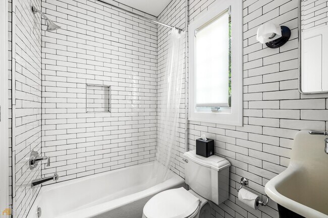 Building Photo - 3312 W Shadowlawn Ave NE