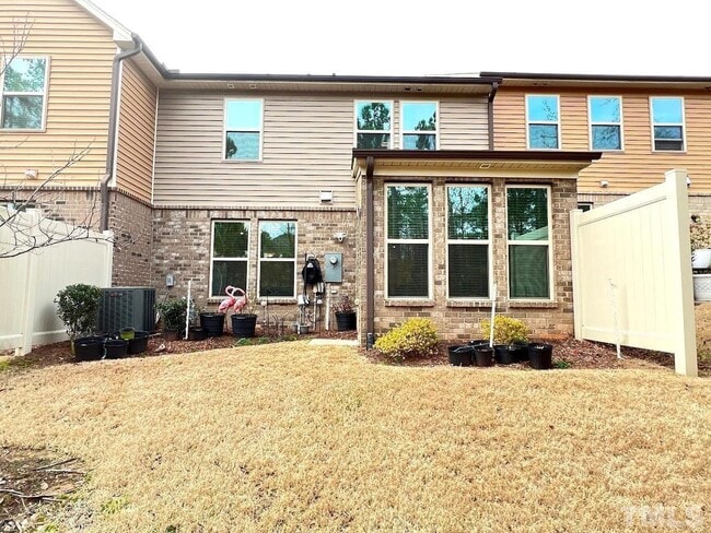 Building Photo - Beautiful 3 Bedroom with Sunroom Townhome in Cary