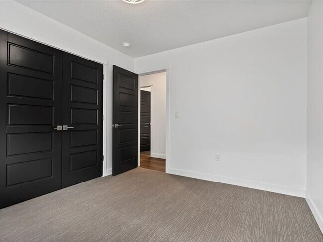 Building Photo - West Joran 3 bed 2 bath family home