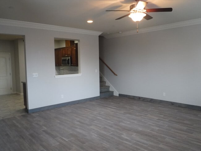 Building Photo - Great 4 Bedroom Condo With Upgrades! Highland Park Subdivision