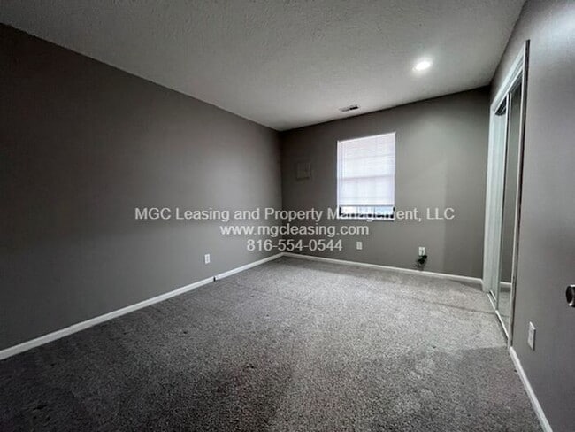 Building Photo - Comfortable 2-Bedroom Living in the Heart of Blue Springs