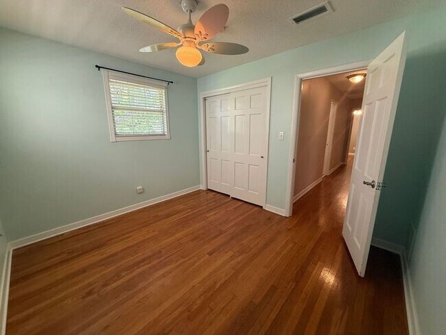 Building Photo - Gulf Breeze - Proper - 5 bedroom, 3.5 bathroom with pool and lawn care included