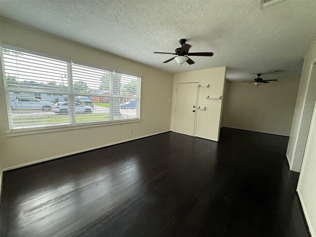 Building Photo - 1807 Firwood Dr