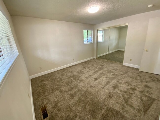 Building Photo - Nicely Renovated 2 Bedroom, 1 Bath Duplex ...