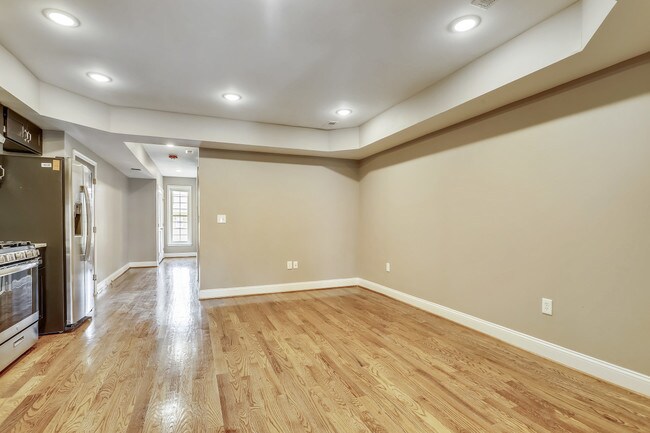 Building Photo - Lauravin Luxury Apts IV
