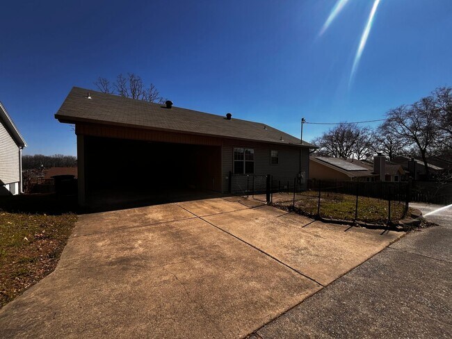 Building Photo - 3/2 in Sherwood