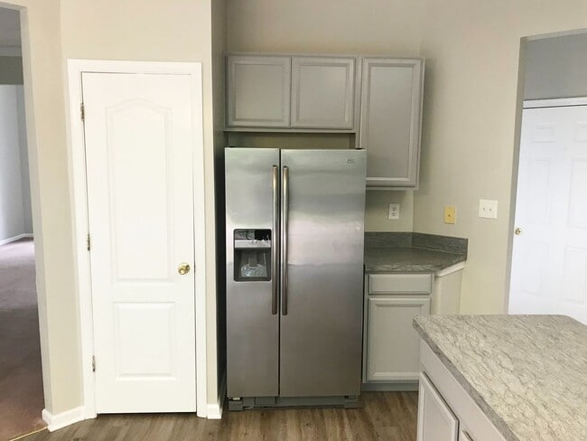 Building Photo - Oakbrooke Meadows