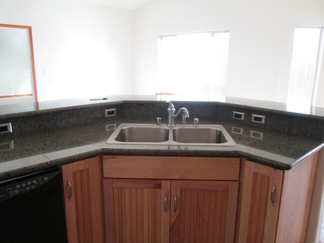 Building Photo - Spacious east side home