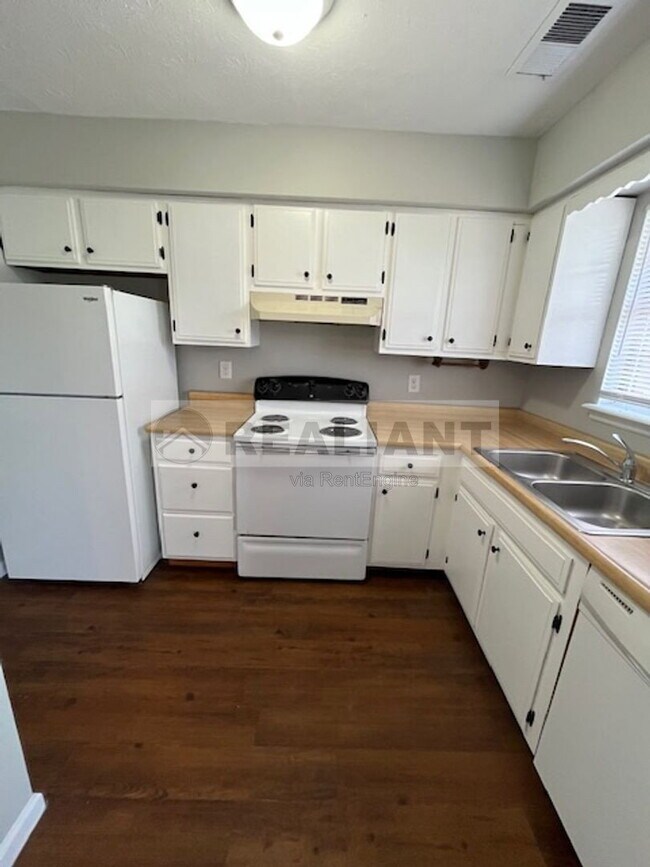 Building Photo - 425 Lenney Dr