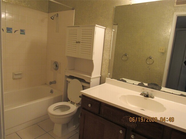 Building Photo - 17401 Red Oak Dr