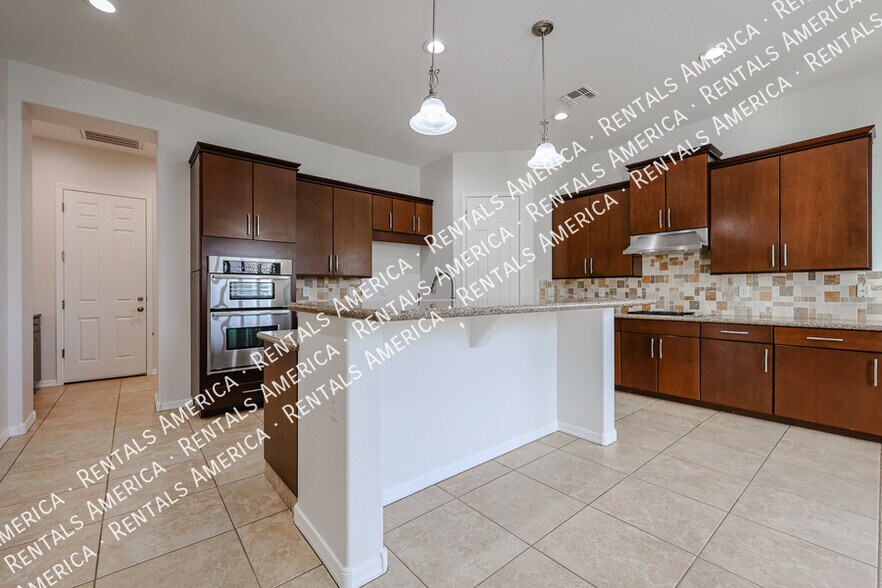 Building Photo - 1935 W Sparrow Dr