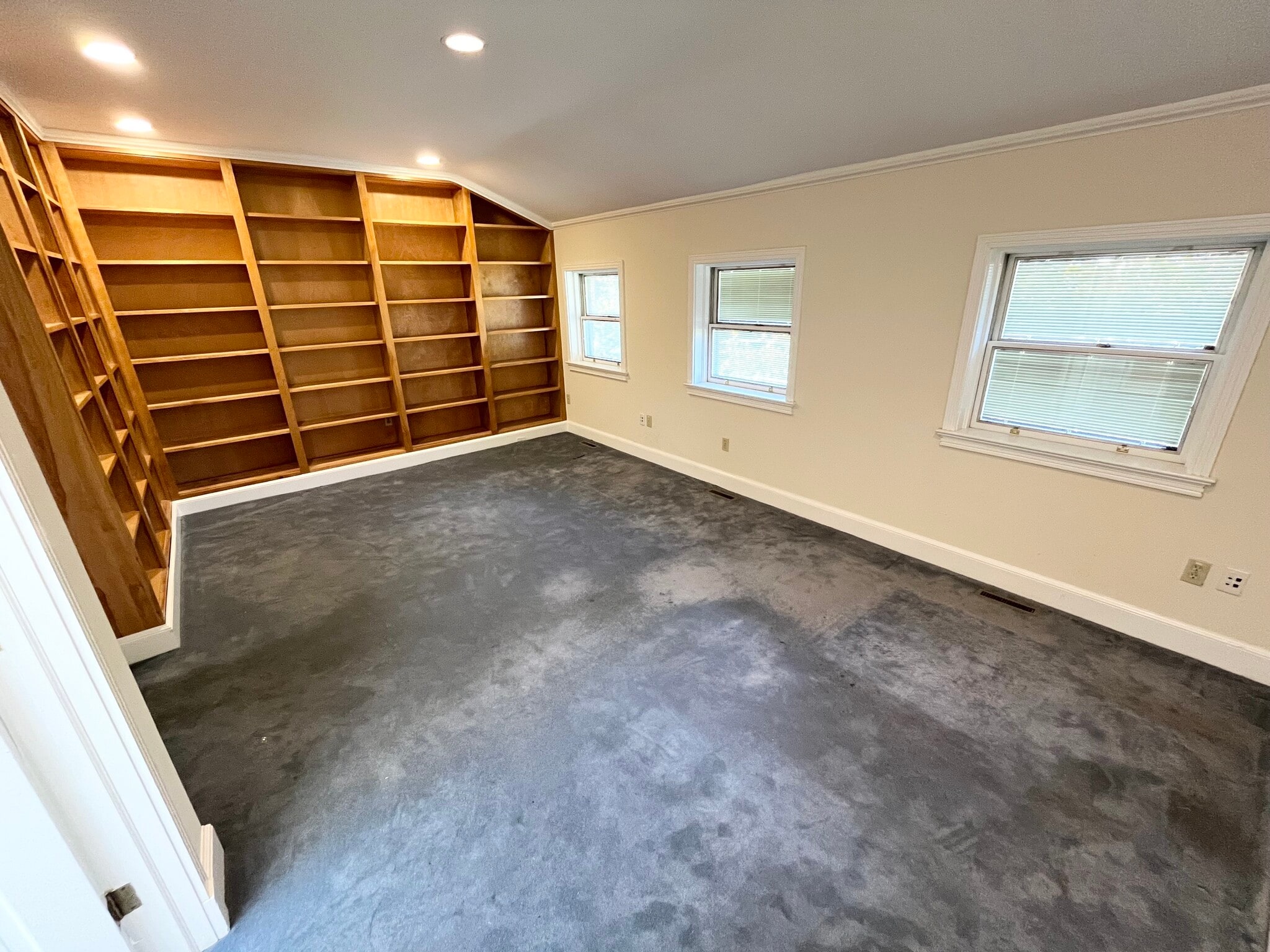 Building Photo - 409 Temple St