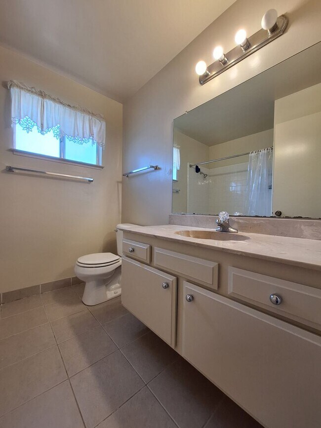 Building Photo - Spacious 4bd Tri-Level Home w/Central Heat...