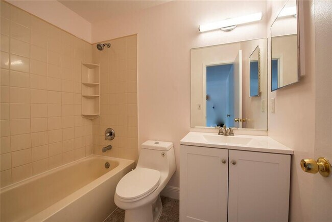 Building Photo - 10571 Royal Palm Blvd