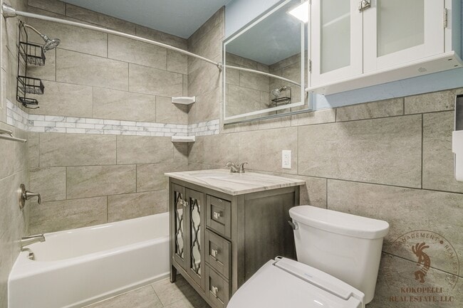 Building Photo - 566 N 24th St