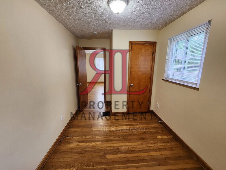 Building Photo - 156 Collingwood Ave