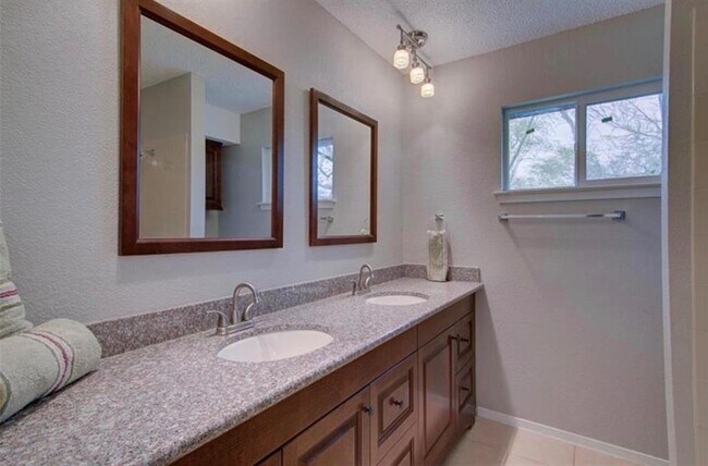 Building Photo - 9705 Meadowheath Dr