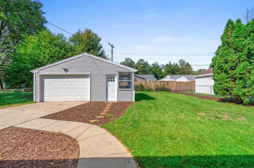 Building Photo - 1222 S Oneida St