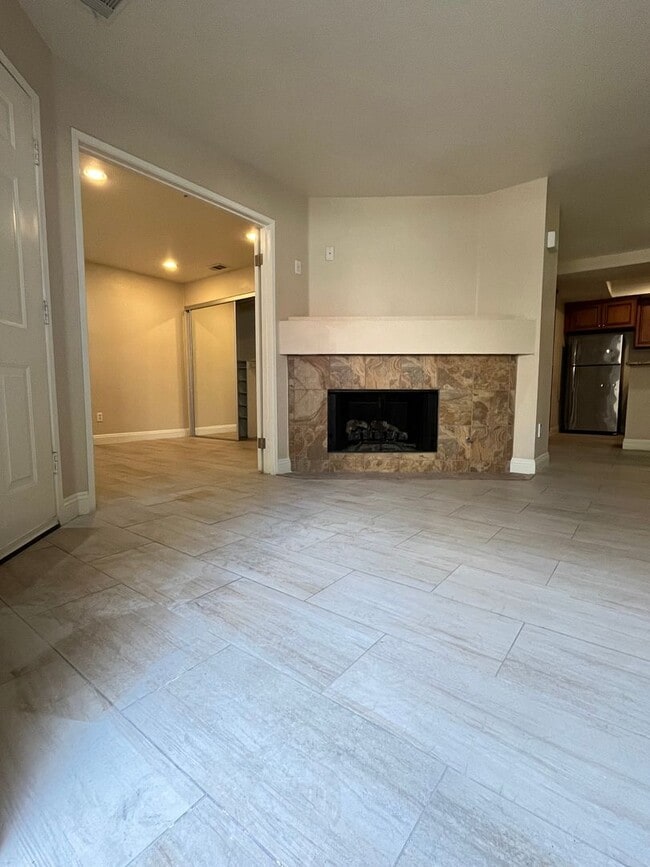 Building Photo - BEAUTIFULLY UPGRADED 1 STORY CONDO