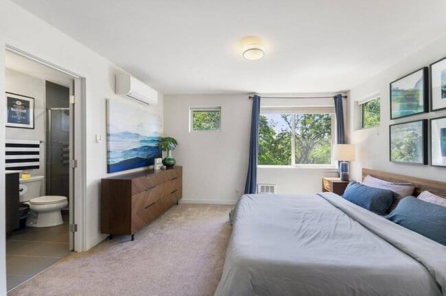 Building Photo - Modern & spacious 3bed/3bath with yard in ...